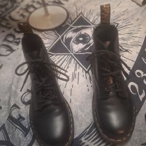 DR MARTENS Black Lace-Up Boots with Yellow Stitching